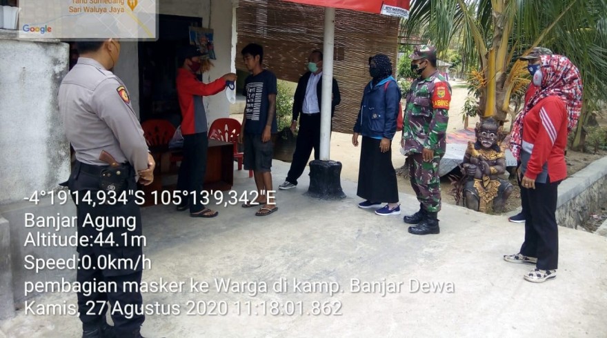 Kampung Banjar Dewa Membagikan Masker Kepada Warga sebagai Gerakan Setengah Miliar Masker